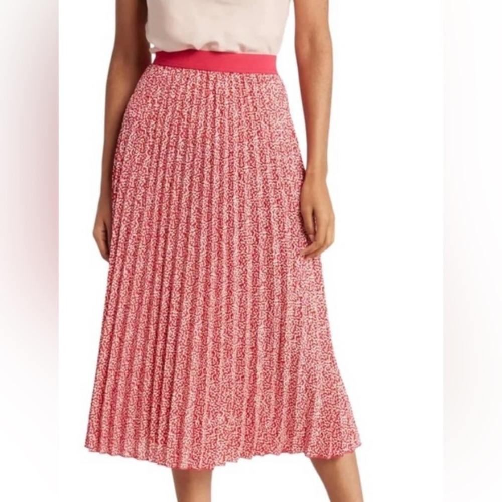 Vince Camuto pleated, flowing lighter weight, size large, polyester